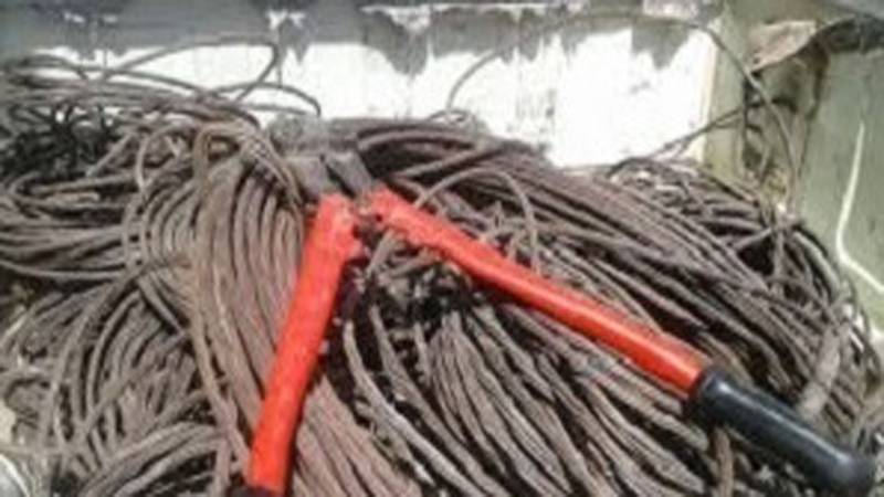 سارق سابقه دار سیم‌های برق در جیرفت  دستگیری سارق سابقه دار سیم‌های برق در جیرفت